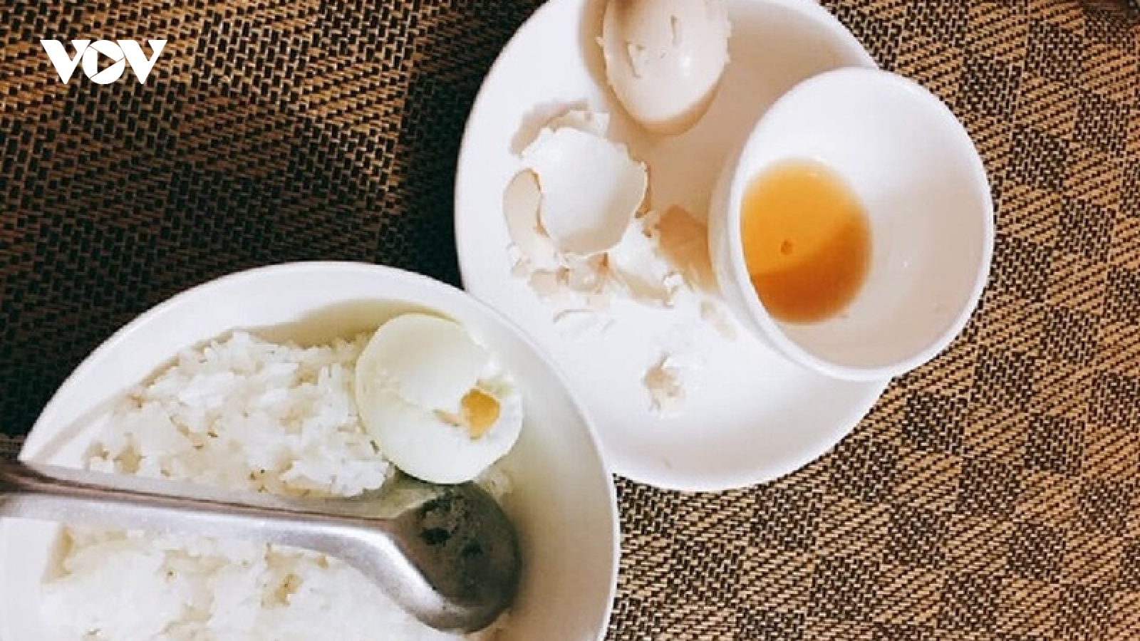 Trách mẹ chồng vì cơm cữ đạm bạc, nàng dâu ân hận khi thấy bát cơm nguội trên tay bà