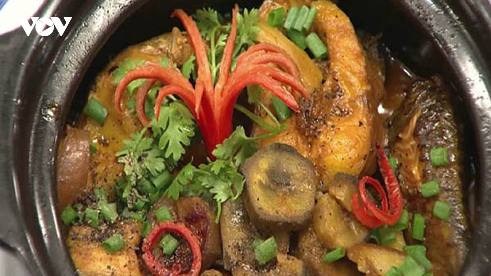 Cá kho với chuối xanh kiểu này không tanh mà lạ miệng cực kỳ "đưa" cơm