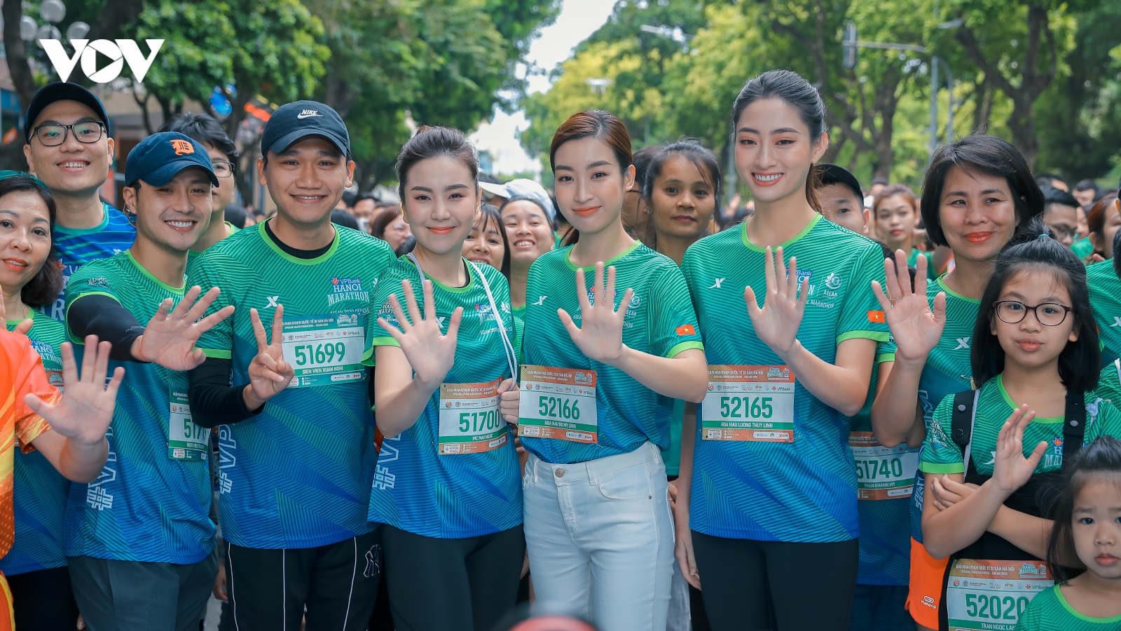 Dàn Hoa hậu gây chú ý khi chạy ở Hồ Gươm cùng Thanh Sơn, Xuân Nghị