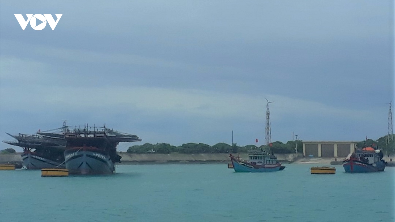 Ngư dân vào các âu tàu để tránh trú áp thấp nhiệt đới trên Biển Đông