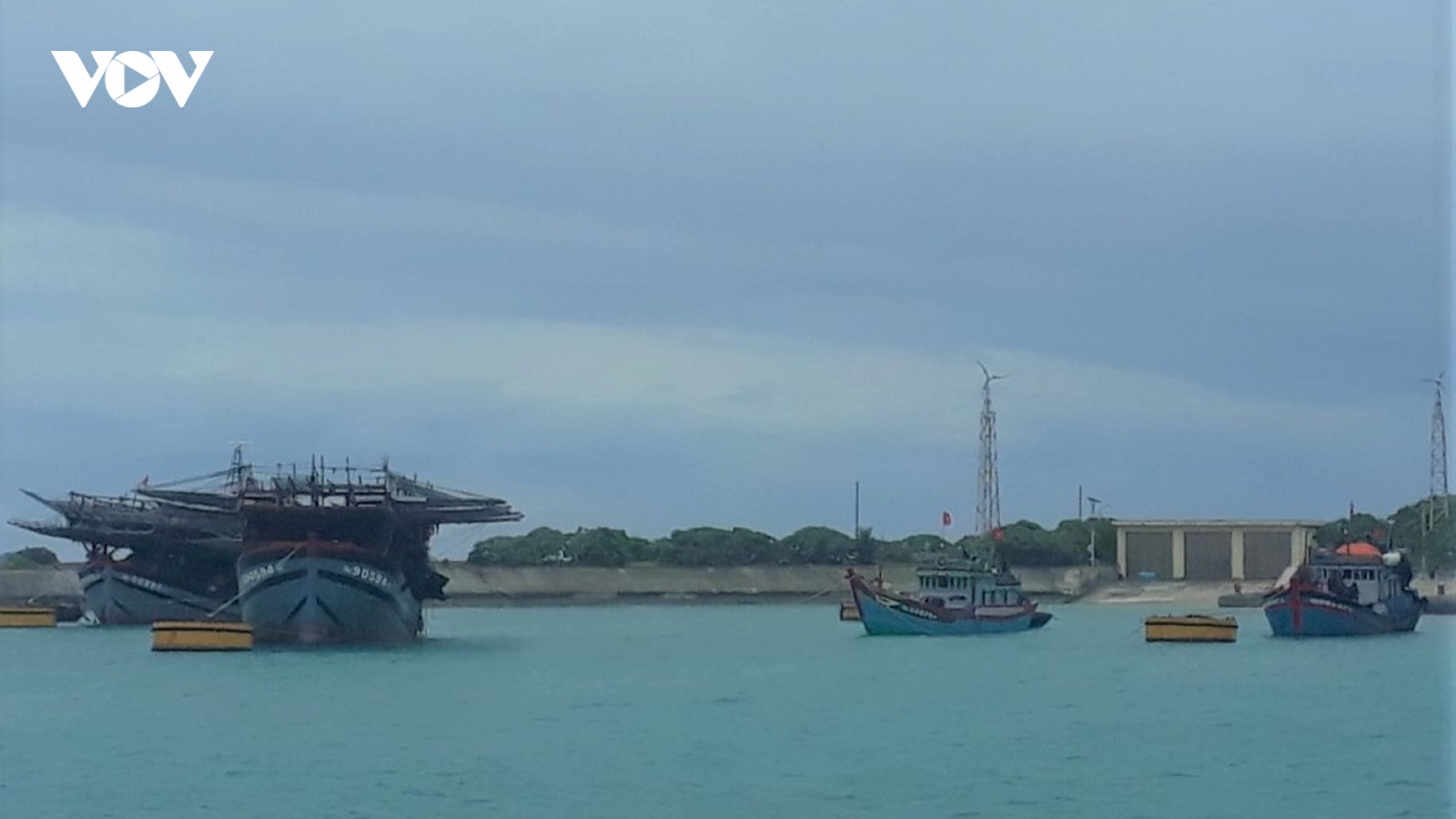 Ngư dân vào các âu tàu để tránh trú áp thấp nhiệt đới trên Biển Đông