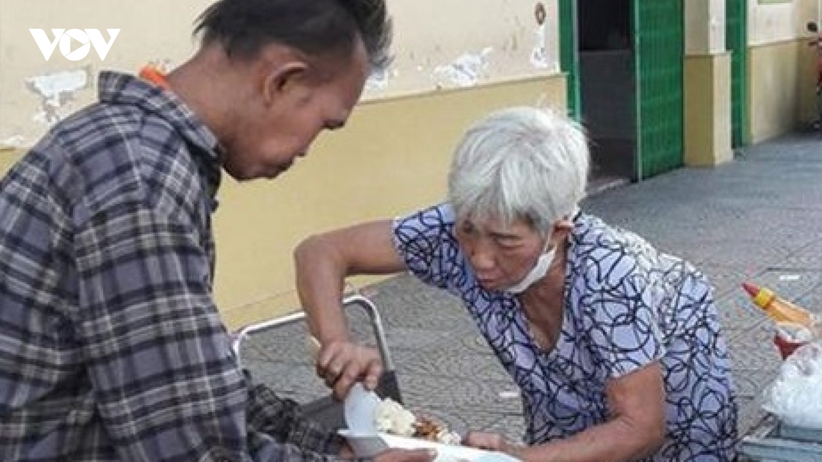 Bà cụ bán xôi nghèo cưu mang người đàn ông mắc bệnh tâm thần