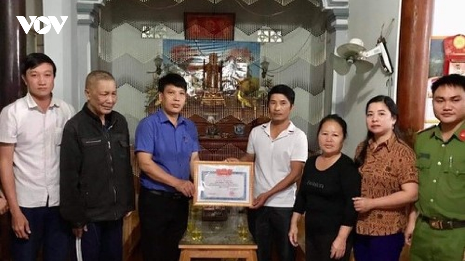 Chàng phụ hồ lao mình xuống sông Lam cứu 3 mẹ con bị lật thuyền