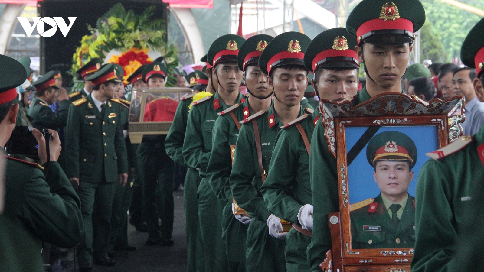 Người dân Nghệ An đội mưa tiễn biệt 4 liệt sỹ quê hương hy sinh ở Rào Trăng 3 