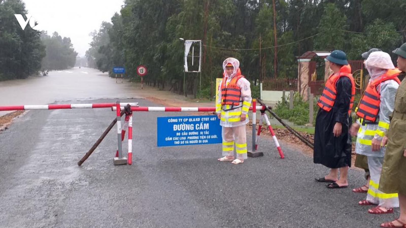 Mưa lũ, hơn 200.000 học sinh ở Hà Tĩnh nghỉ học