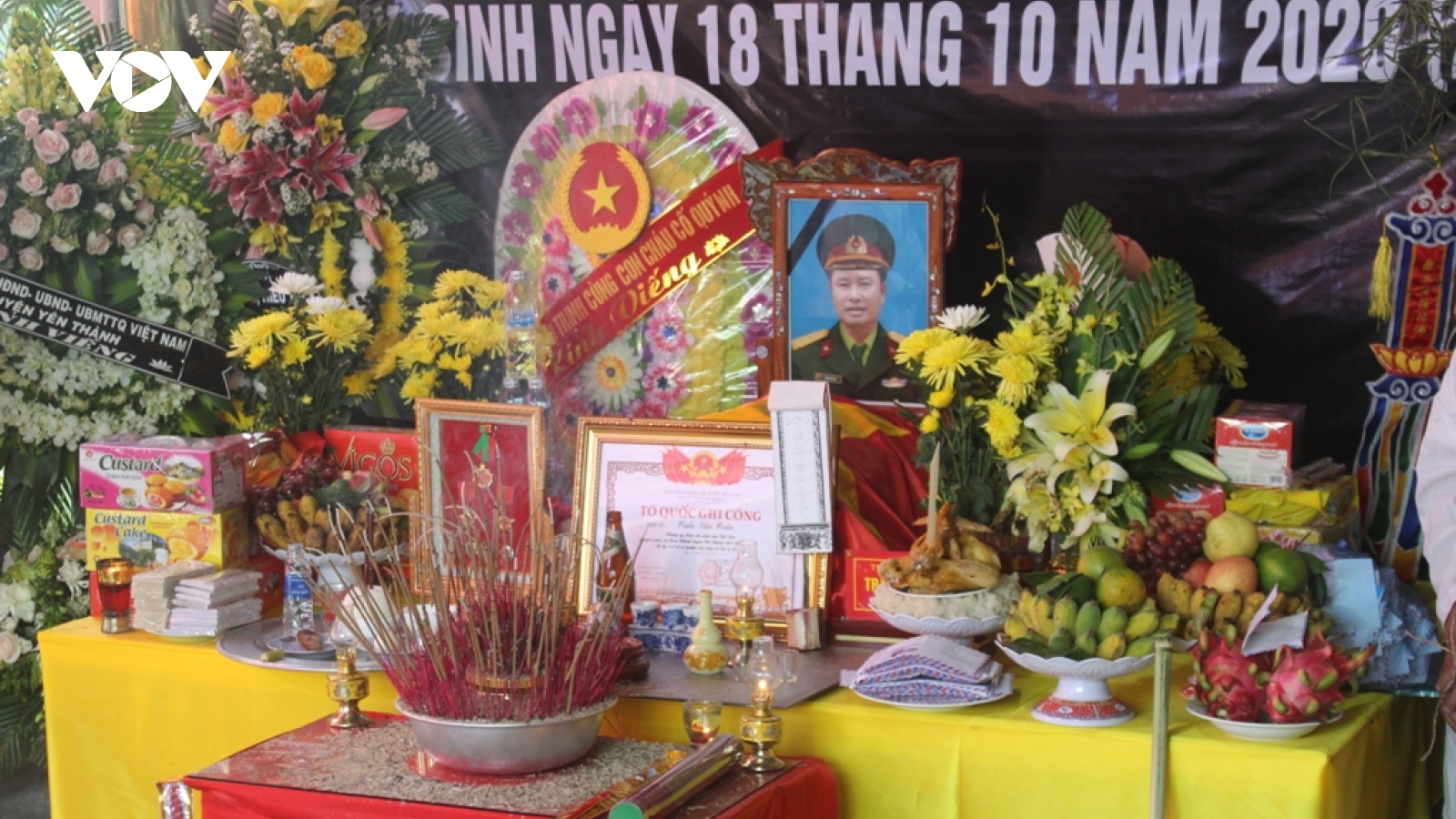 Xúc động hình ảnh dòng người tiễn đưa liệt sỹ Đoàn 337 về đất mẹ