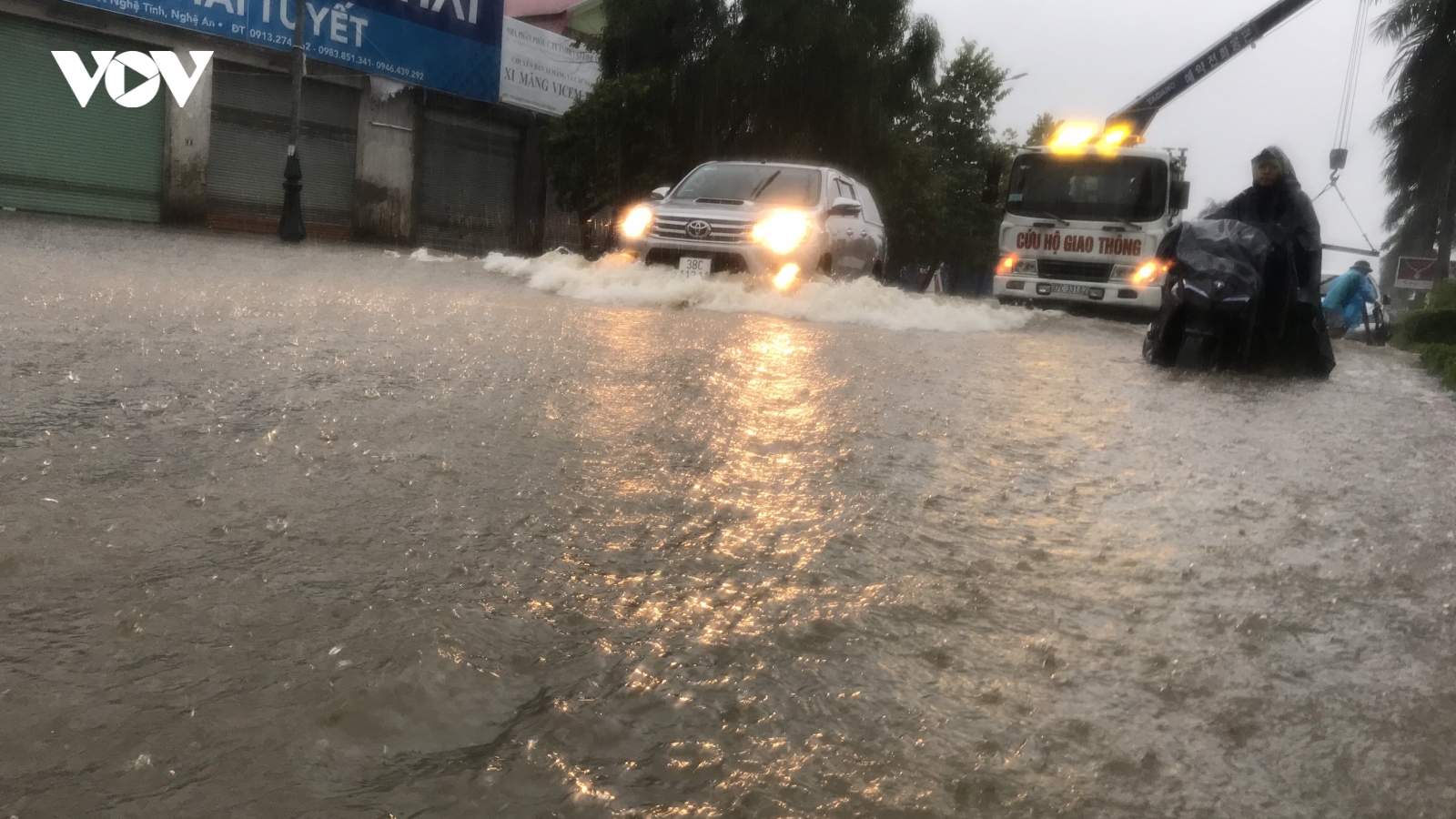 Mưa xối xả, nhiều tuyến đường tại thành phố Vinh bị nhấn chìm