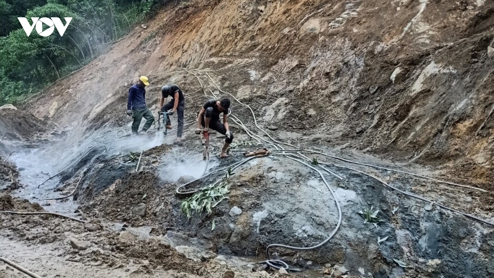 Nổ mìn phá đá thông tuyến qua đèo Le, Tỉnh lộ 611, Quảng Nam
