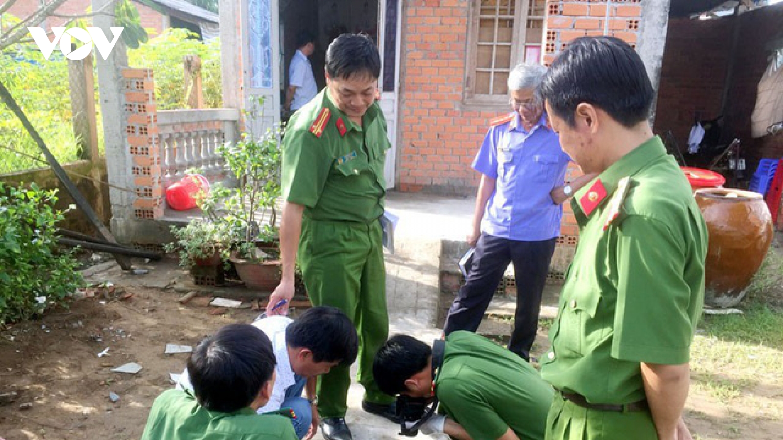 Chồng đẩy vợ ngã rồi đi chơi, về nhà vợ đã tử vong