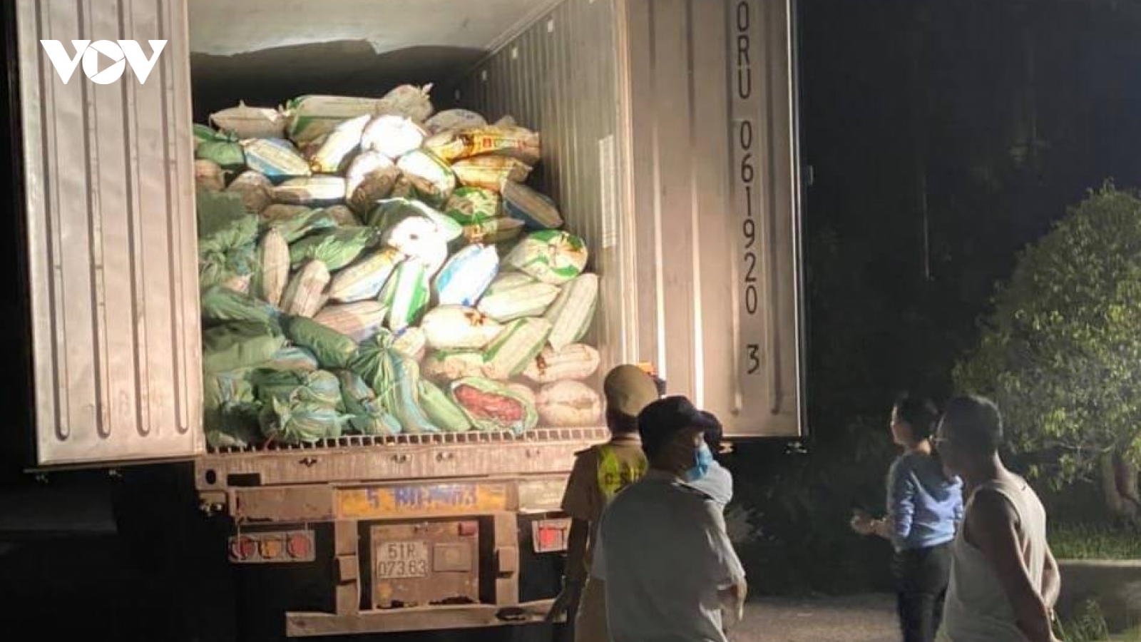 Bắt quả tang xe tải chở 30 tấn nội tạng động vật bốc mùi hôi thối