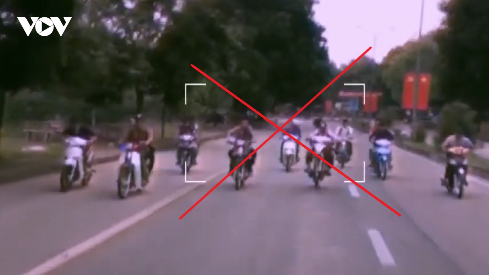 Nhóm “quái xế” tuổi teen tụ tập đua xe còn quay video đăng lên mạng để “tuyển thành viên”