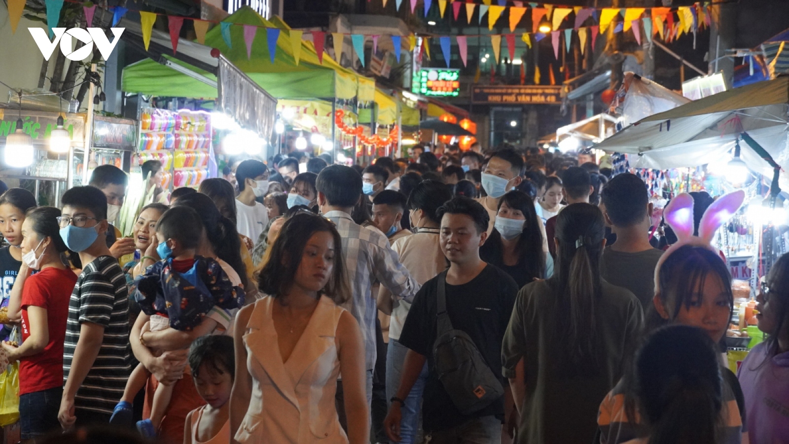 HCM City streets crowded during Mid-Autumn Festival celebrations