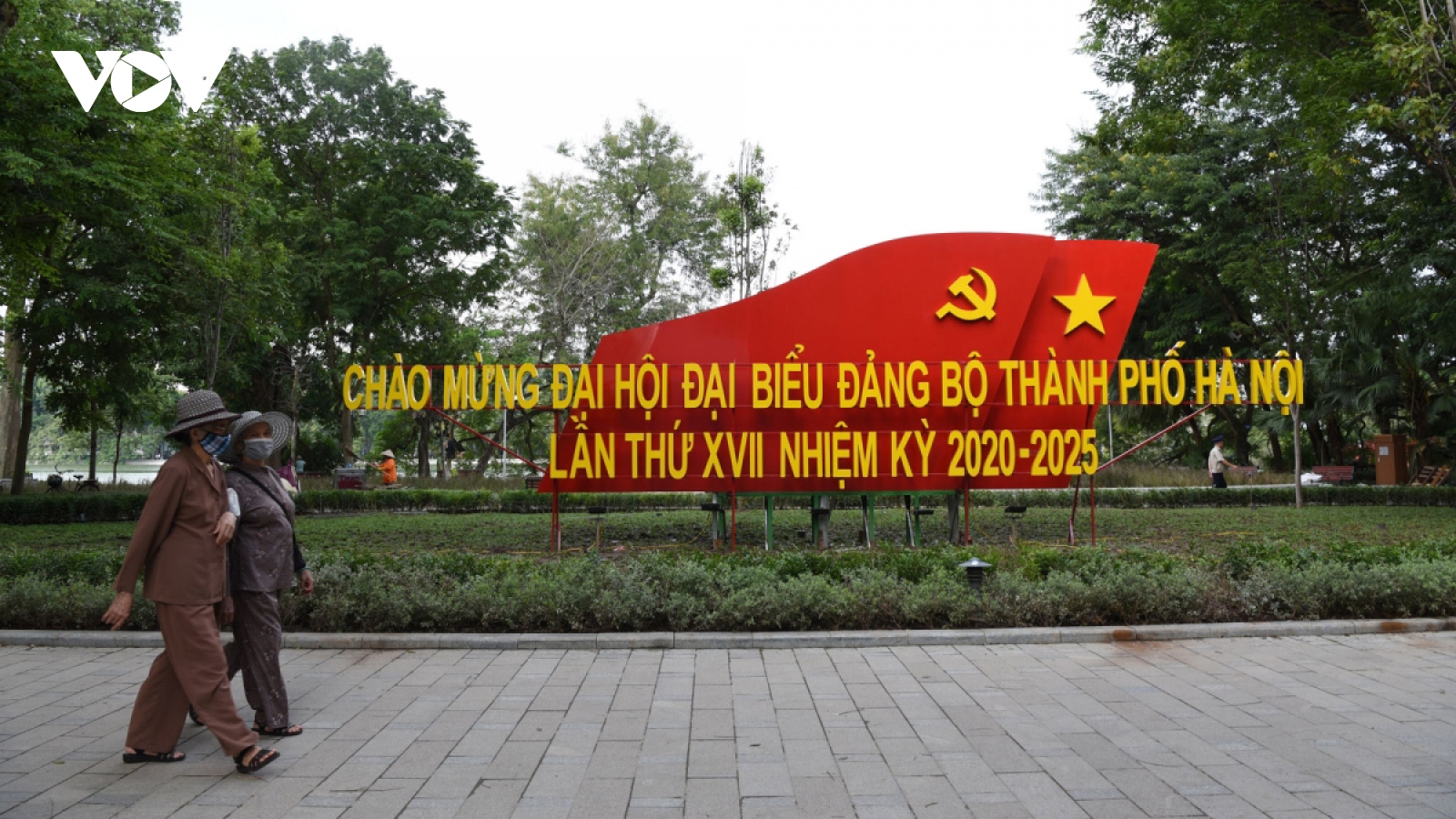 Flags and flowers spotted throughout Hanoi to celebrate major events