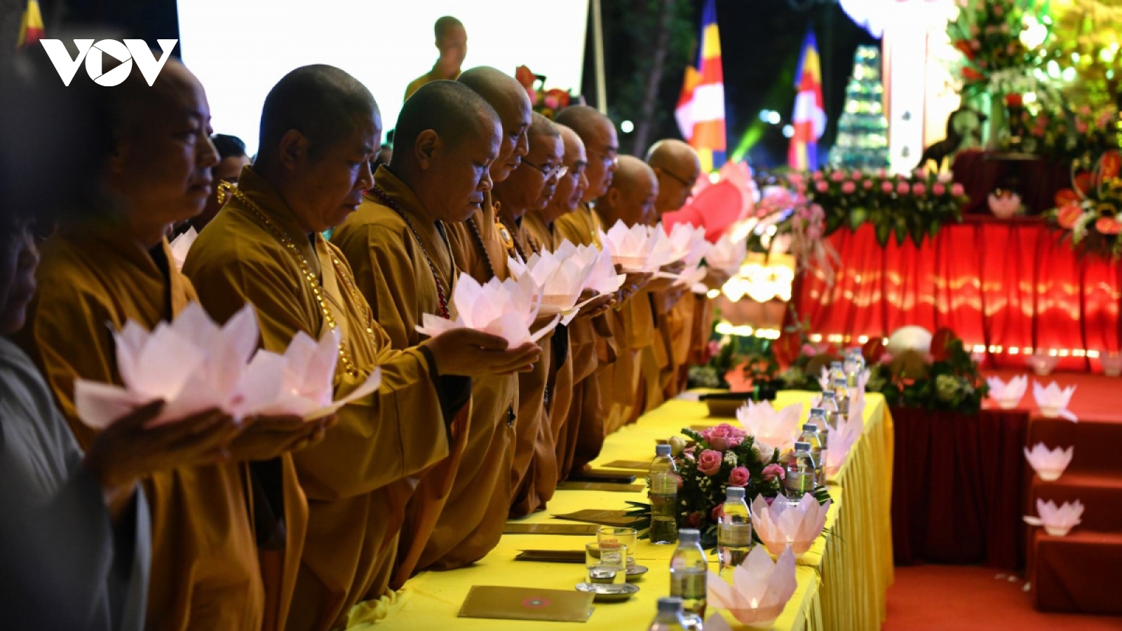 Tran Quoc pagoda hosts lantern festival to celebrate 66th Hanoi Liberation Day