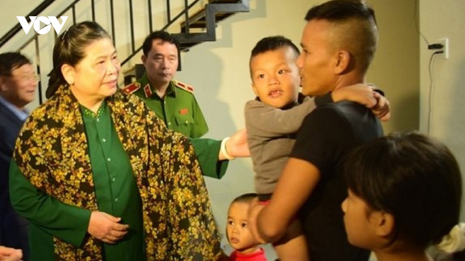 Phó Chủ tịch Quốc hội Tòng Thị Phóng tặng quà người dân vùng lũ ở Huế