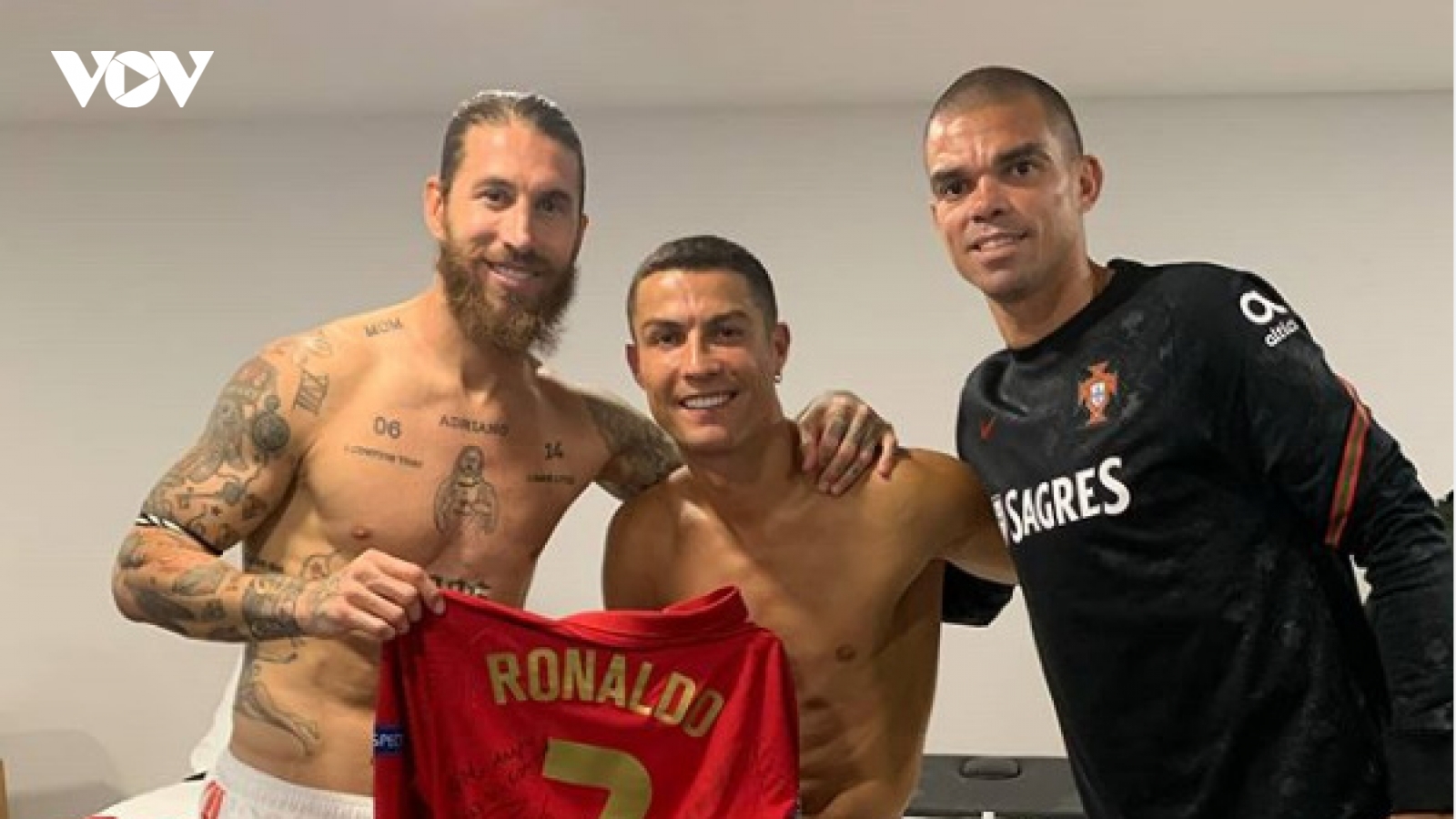 Ronaldo "hớn hở" trong ngày tái ngộ Ramos sau hơn 2 năm
