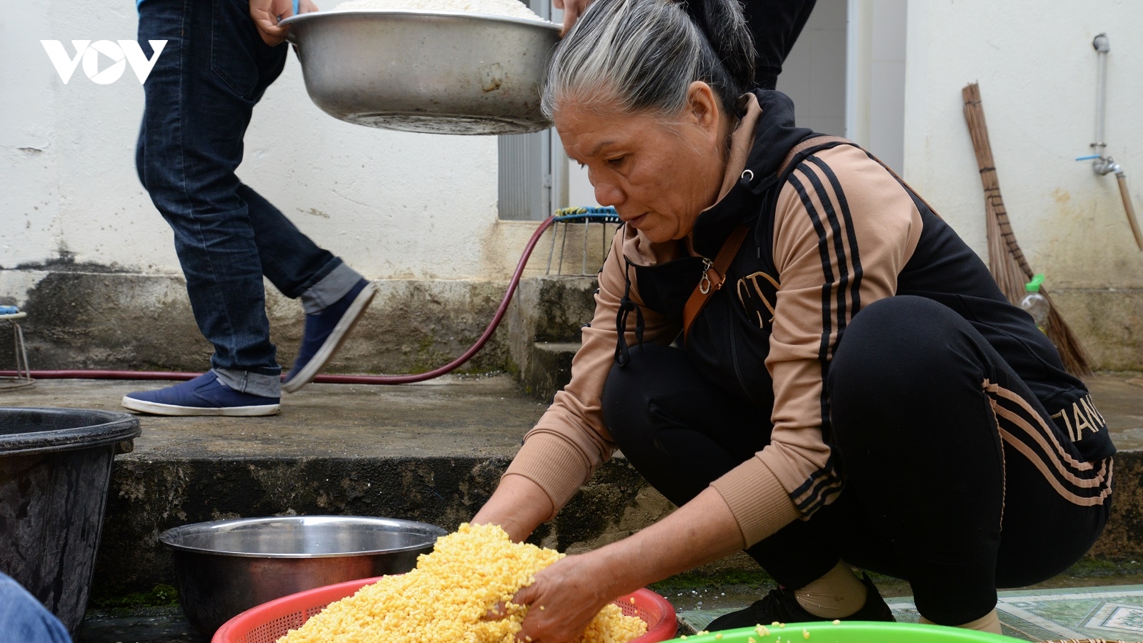 Người dân Sơn La gói hàng nghìn chiếc bánh chưng gửi đồng bào vùng lũ