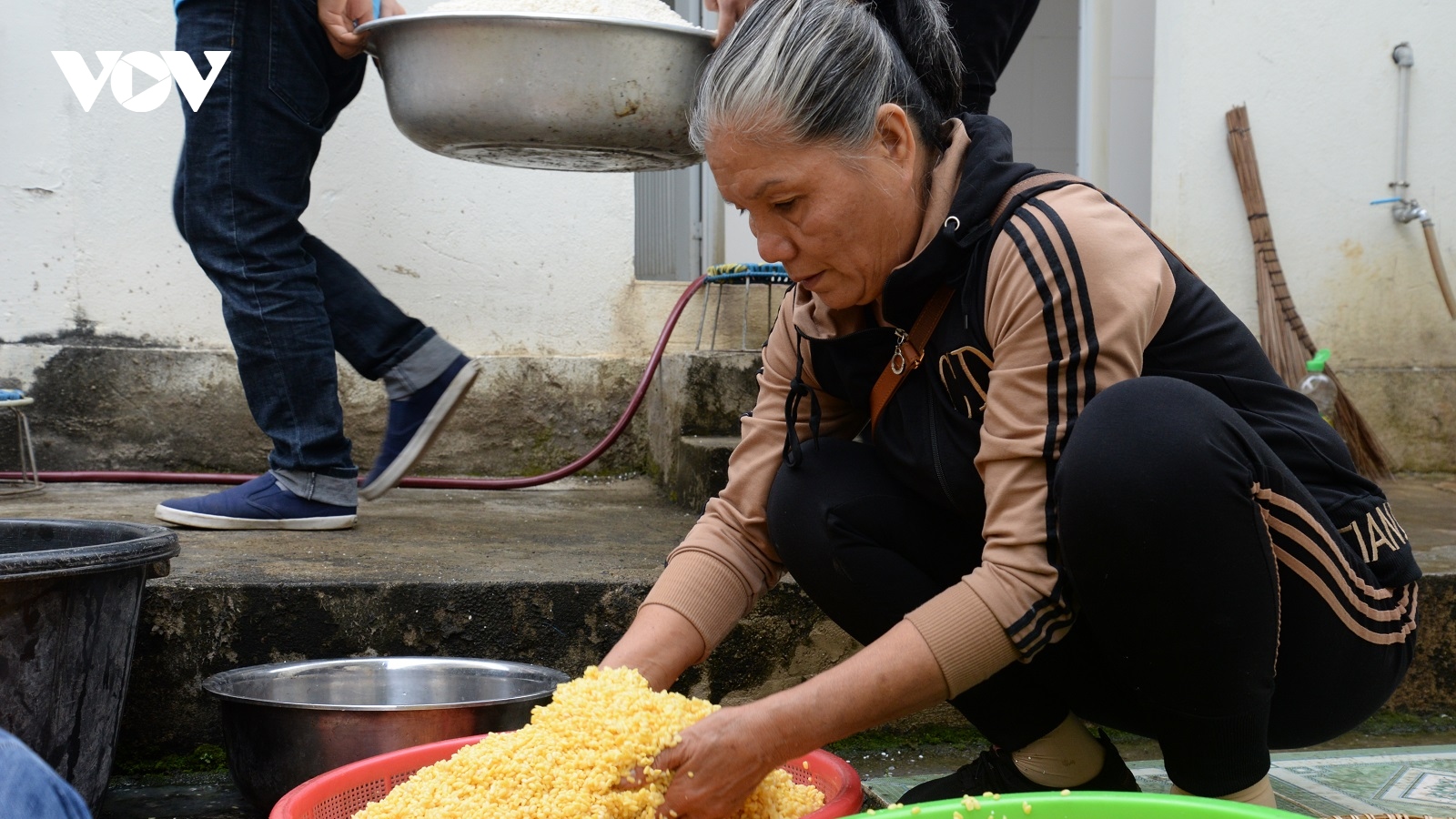 Người dân Sơn La gói hàng nghìn chiếc bánh chưng gửi đồng bào vùng lũ 