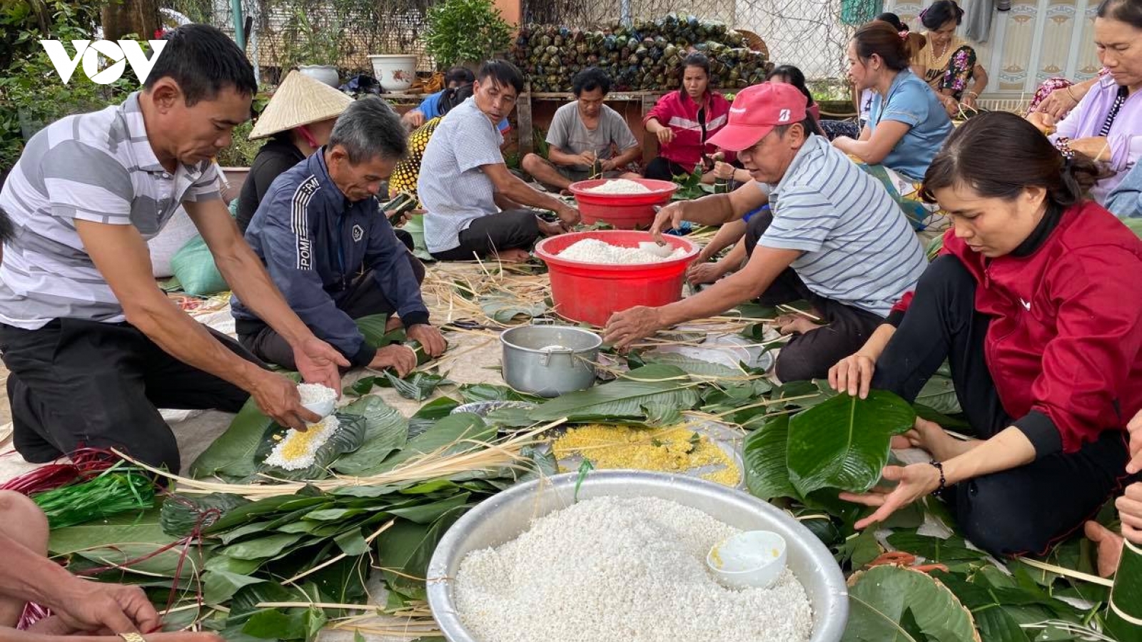 Người dân Đắk Lắk gói hơn 10.000 bánh chưng, bánh tét gửi vùng lũ miền Trung