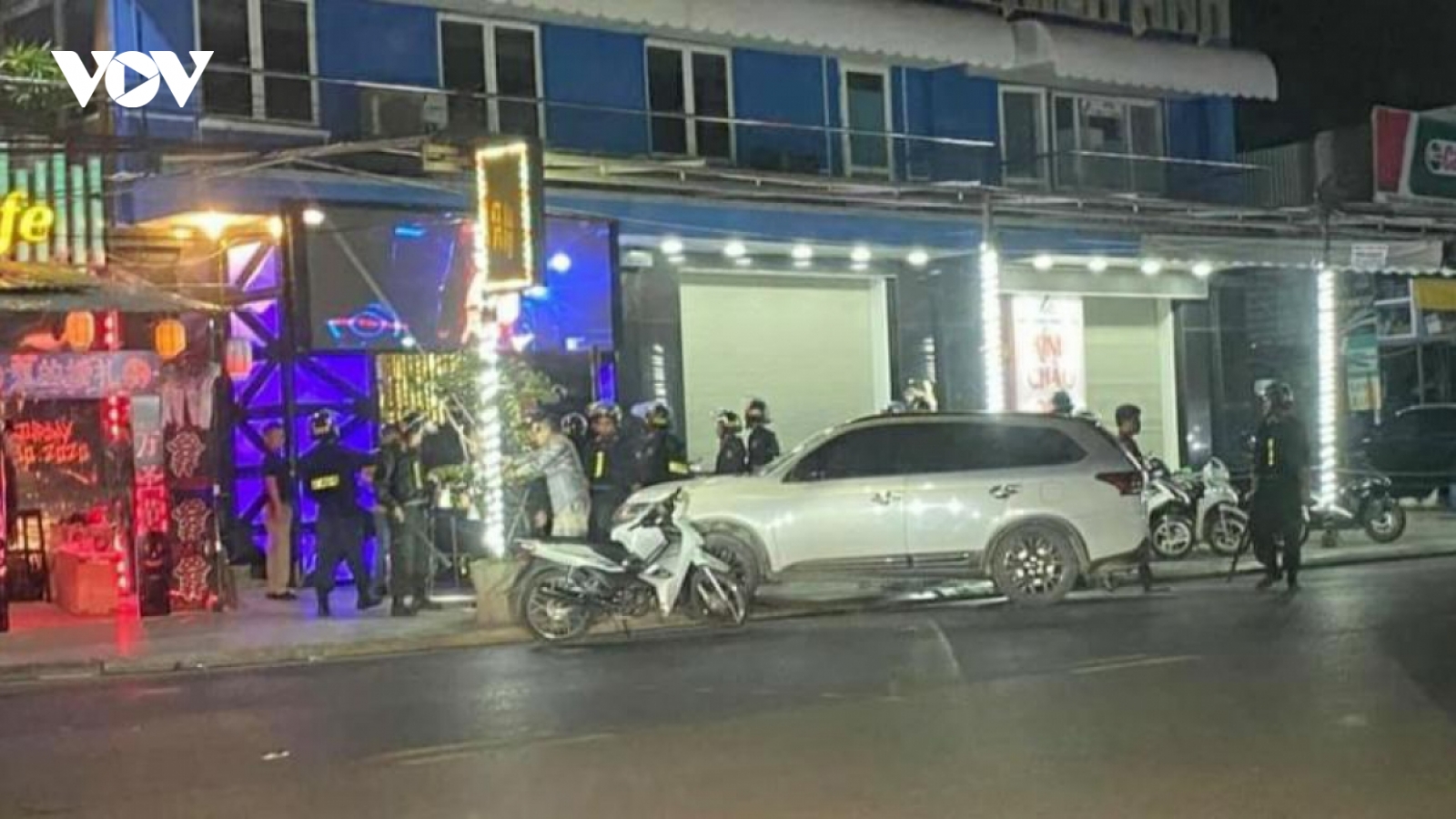 Nóng 24h: Đột kích bar New Square, tạm giữ gần 100 người nghi dùng ma túy