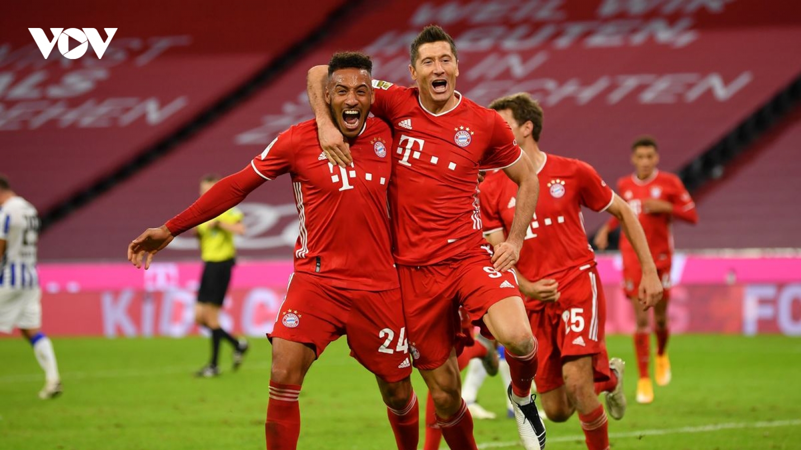 Lewandowski lập "poker", Bayern nhọc nhằn đánh bại Hertha Berlin