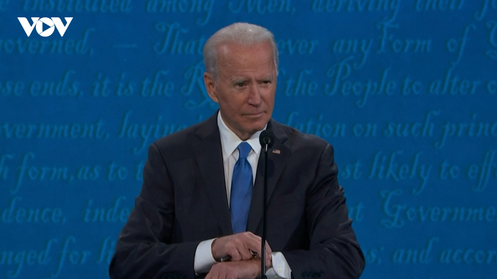 Video: Ông Biden kiểm tra đồng hồ khi tranh luận với ông Trump kết thúc