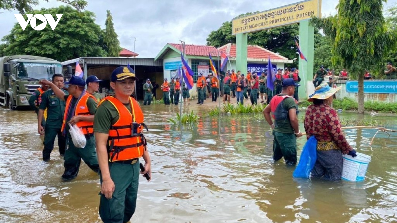 Nhà tù tỉnh Banteay Meanchey (Campuchia) phải sơ tán do nước lũ tấn công