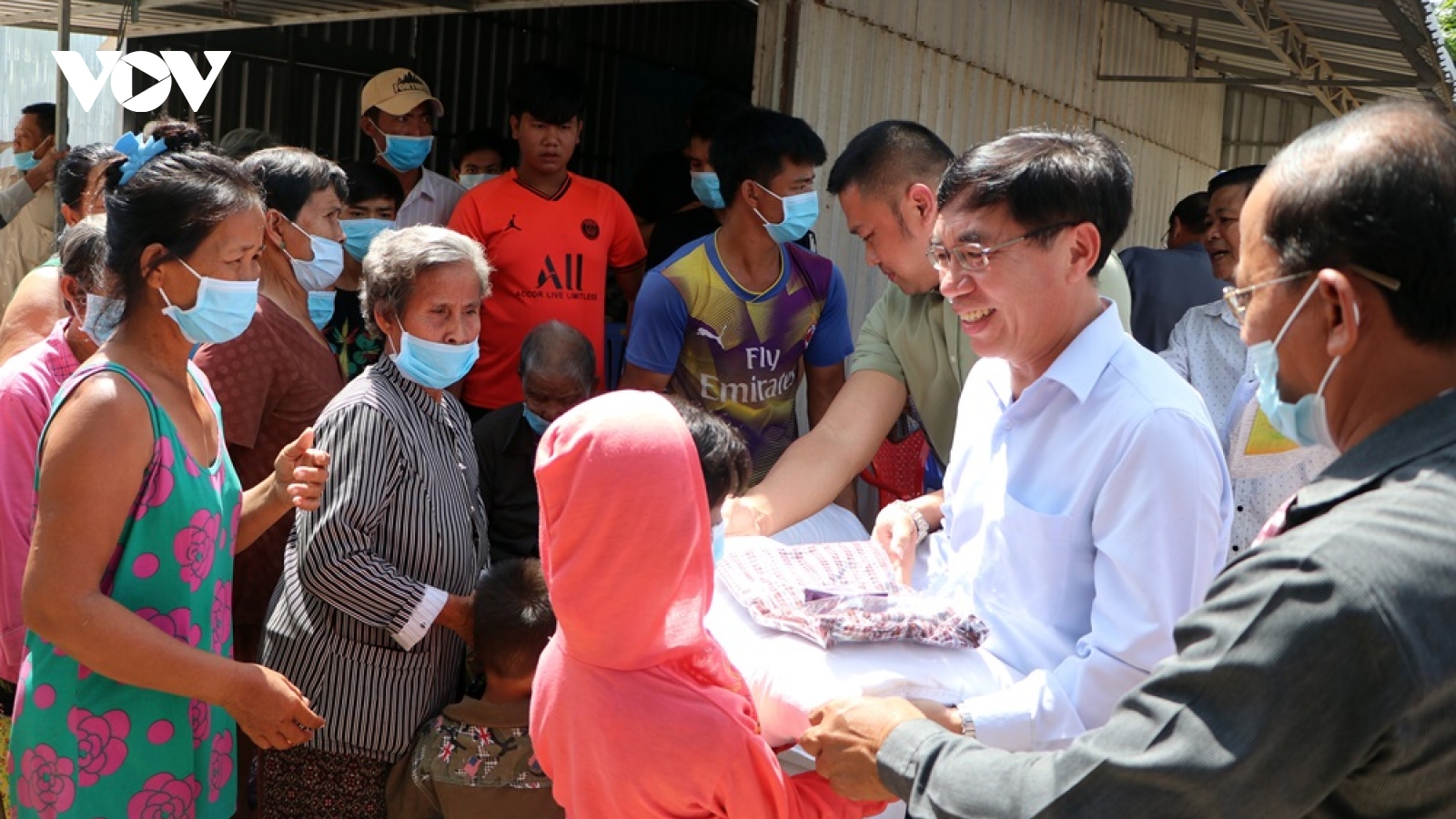 Cứu trợ bà con Việt kiều và người Campuchia có hoàn cảnh đặc biệt khó khăn