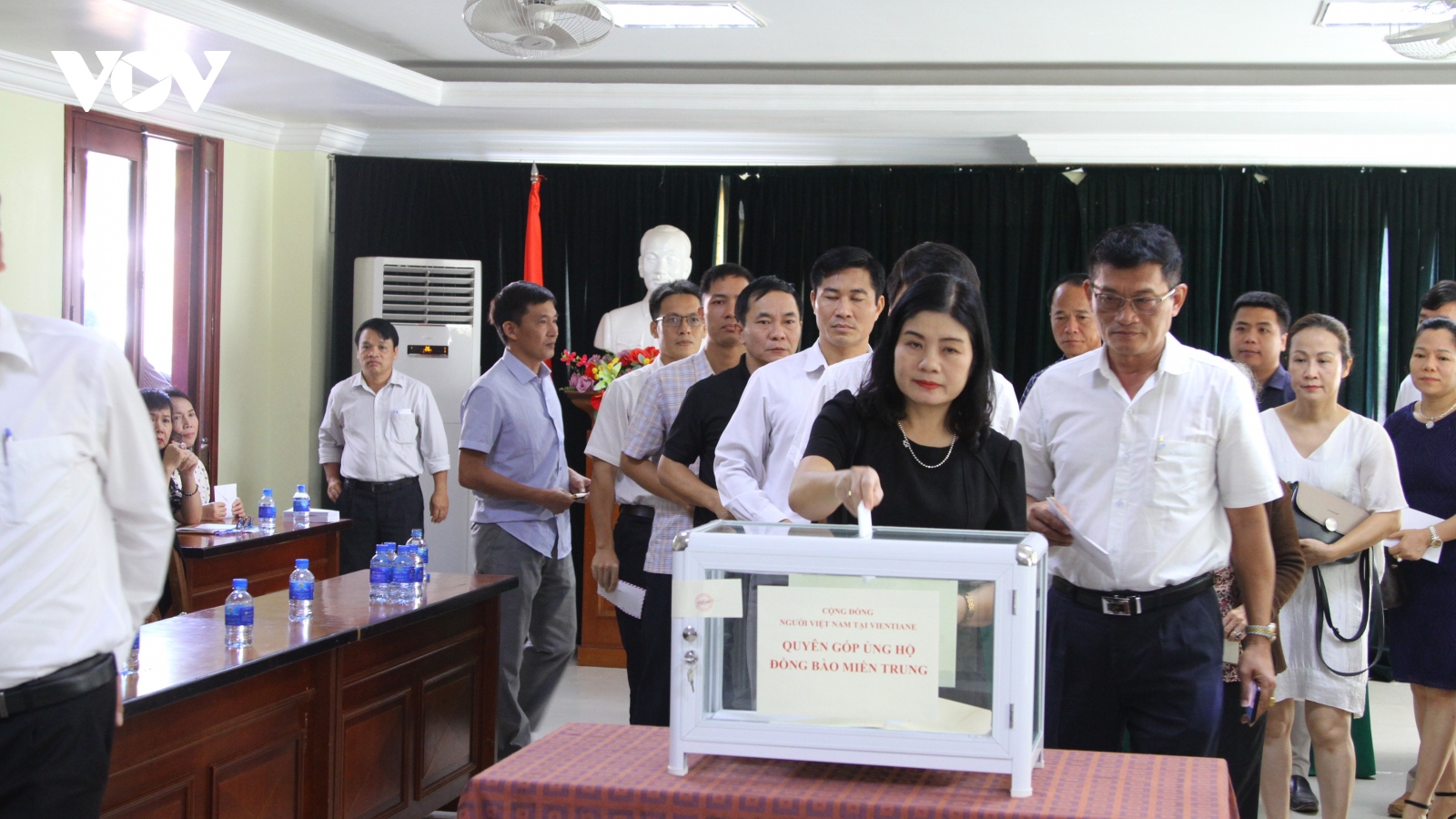 Cộng đồng người Việt Nam tại Lào ủng hộ đồng bào vùng lũ miền Trung