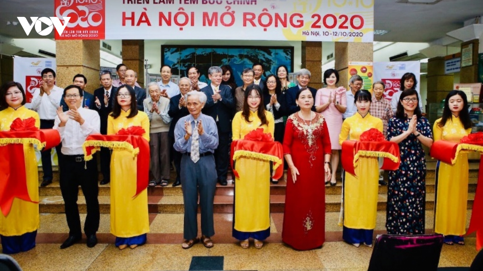 Trưng bày nhiều bộ sưu tập tem quý hiếm nhân kỷ niệm 1010 năm Thăng Long - Hà Nội