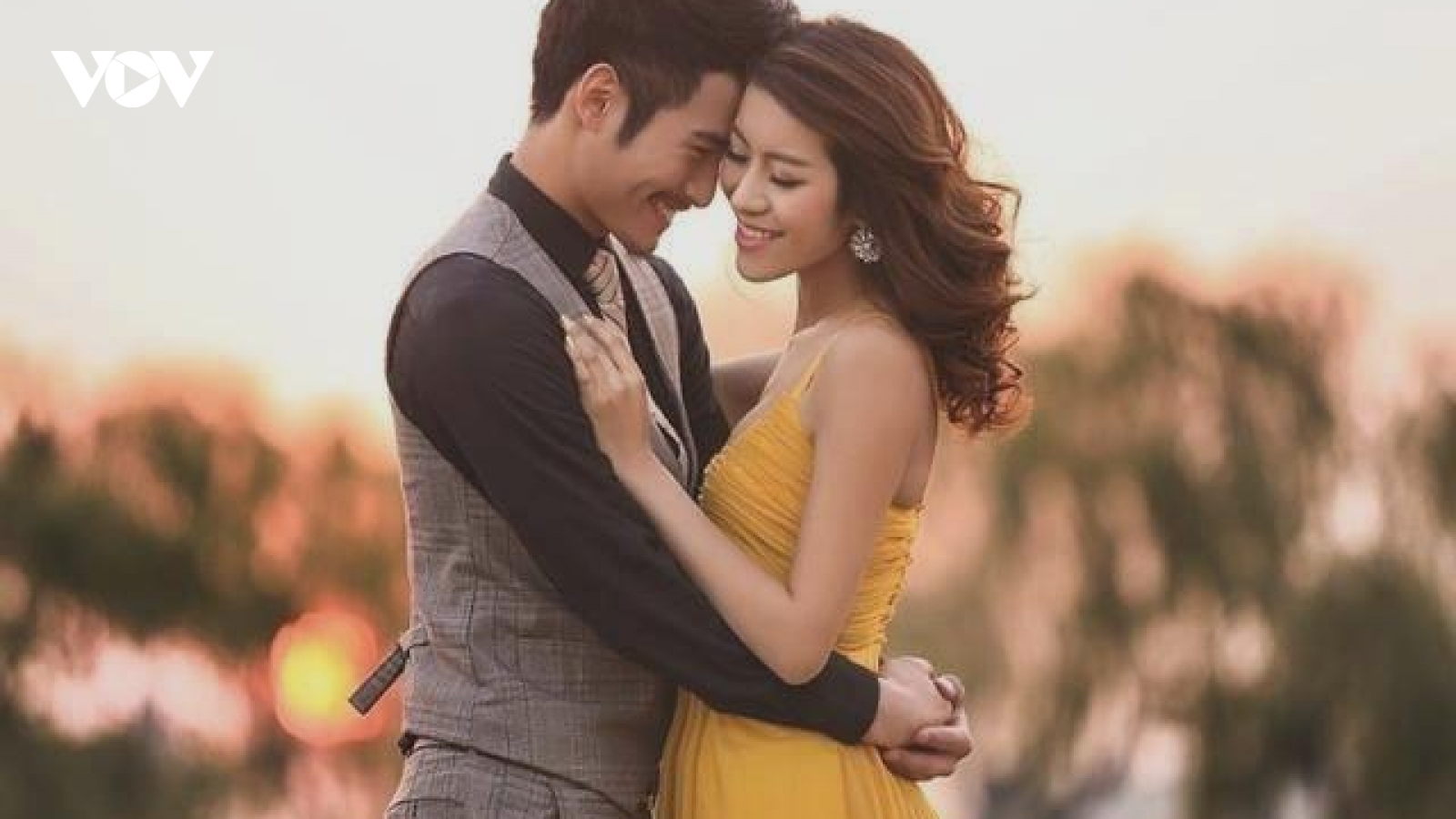 Dấu hiệu của những người đàn ông yêu vợ: 20-10 không tặng quà