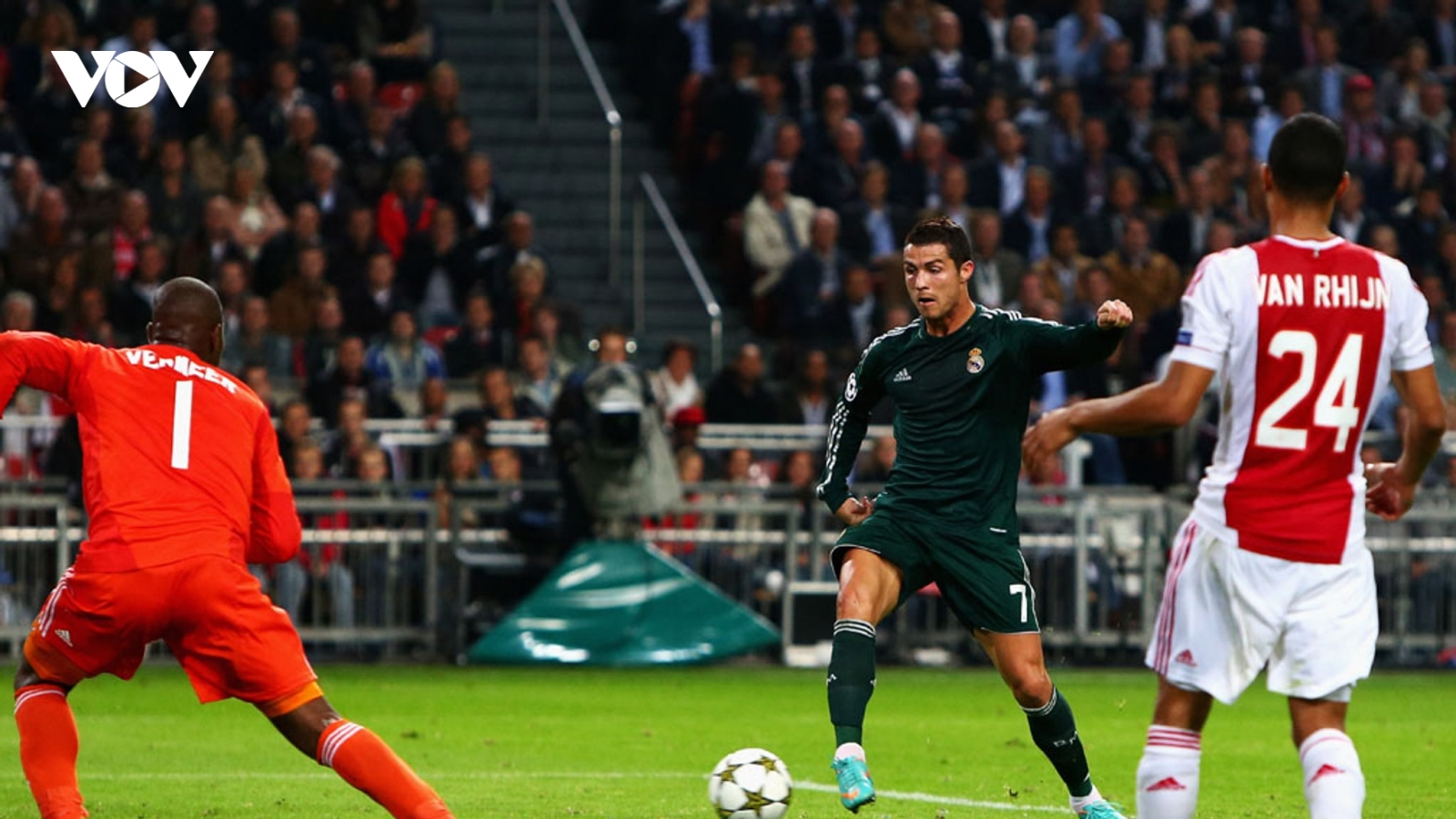 Ngày này năm xưa: Ronaldo lập hat-trick đầu tiên ở Champions League