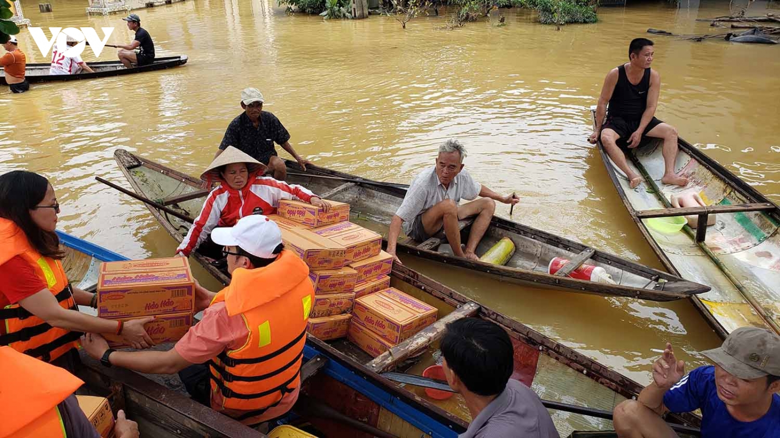 Hàng cứu trợ đến tay người dân vùng lũ Quảng Trị