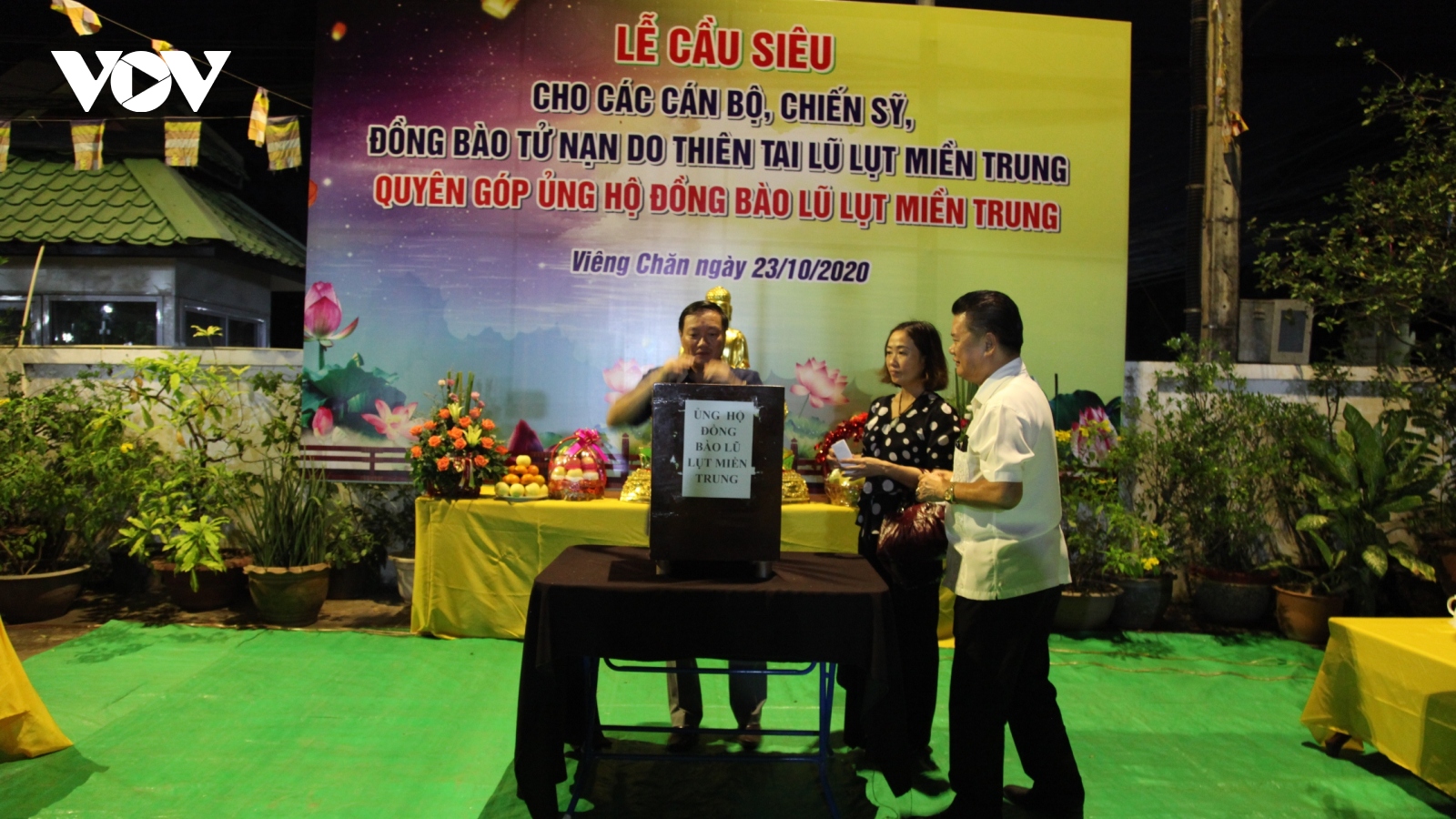 Người Việt ở Vientiane (Lào) cầu siêu, quyên góp giúp đỡ đồng bào vùng lũ miền Trung