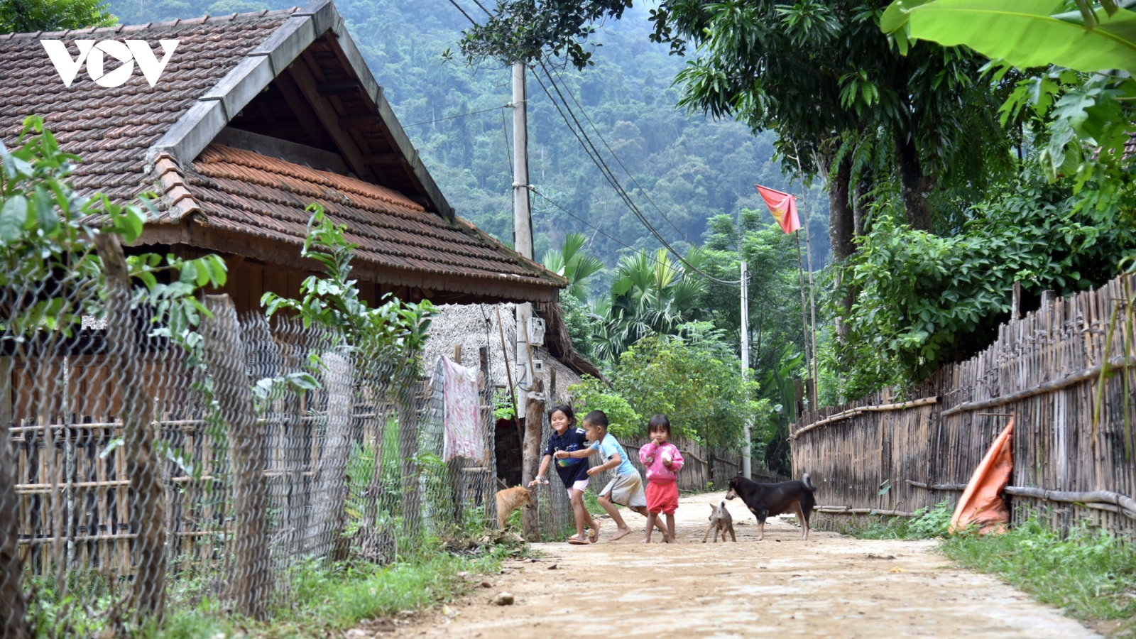 Vẻ đẹp hoang sơ của tộc người ngủ ngồi trong lõi rừng Quốc gia Pù Mát