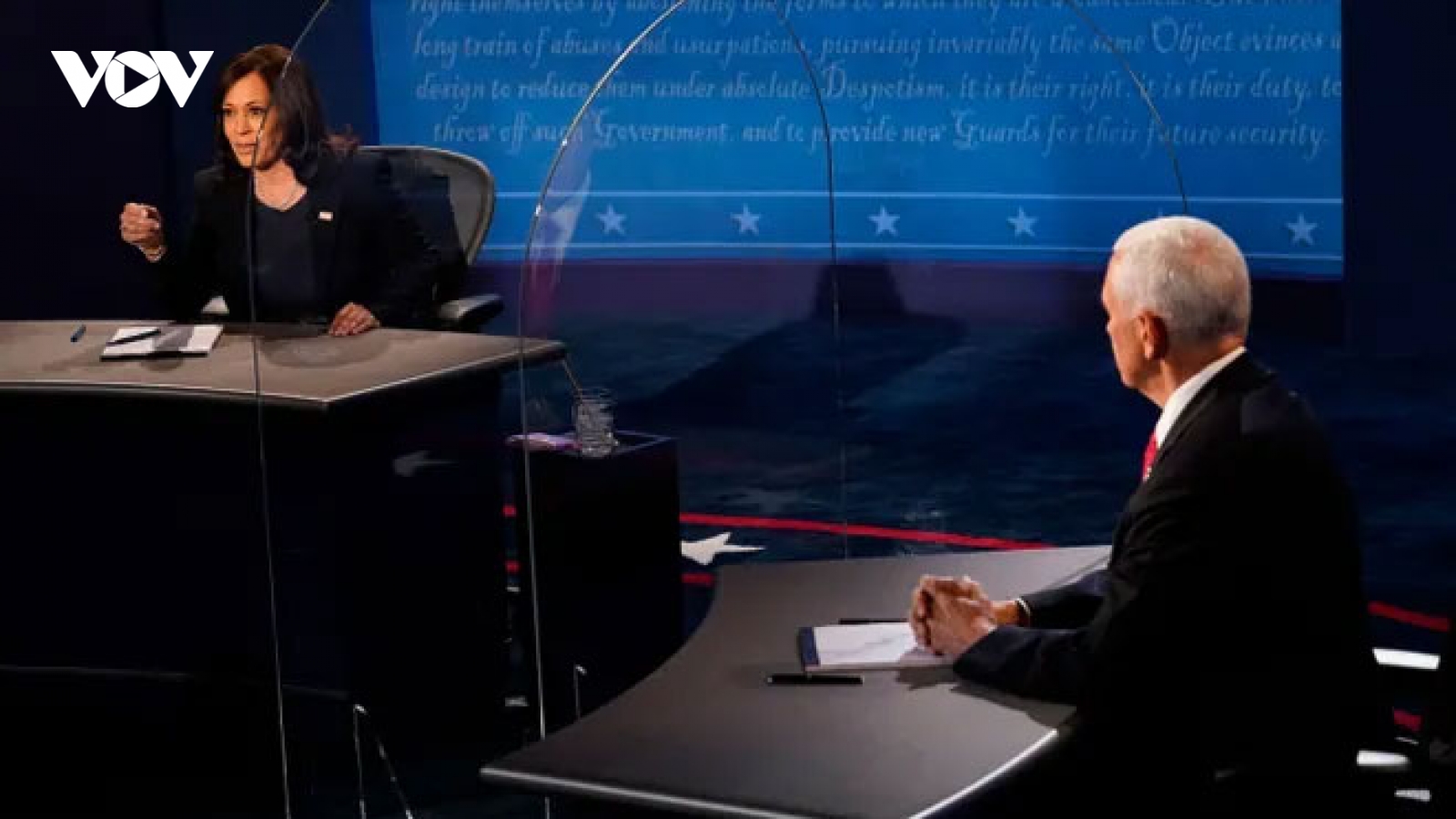 Tranh luận Phó Tổng thống: Harris, Pence “va nhau” chan chát qua ngôn ngữ cử chỉ