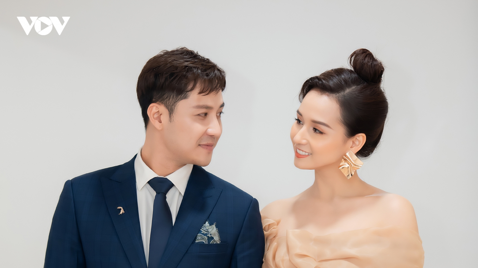 Lã Thanh Huyền diện váy cúp ngực, sánh đôi Thanh Sơn đi sự kiện