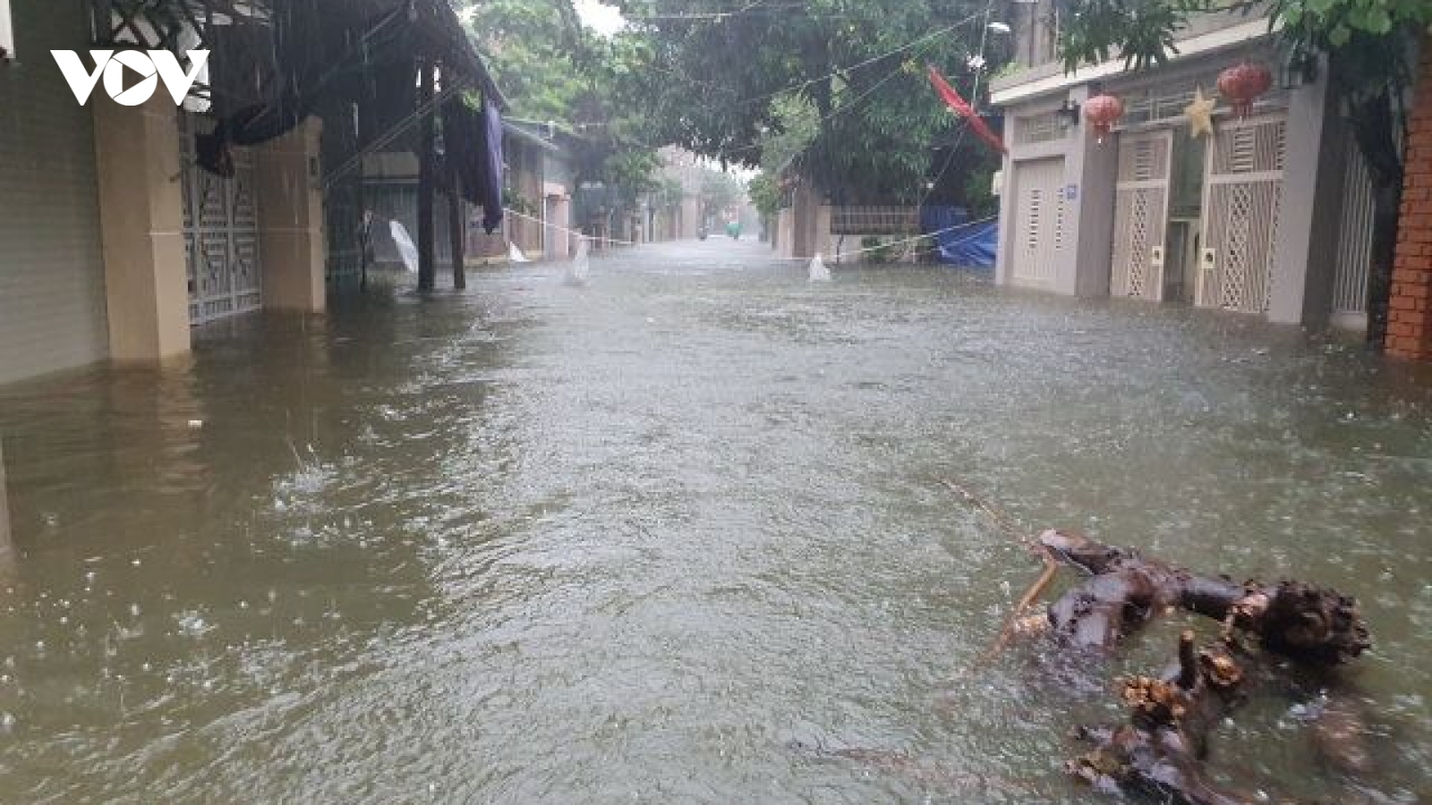 Hôm nay miền Bắc lạnh về đêm và sáng, miền Trung vẫn có mưa to