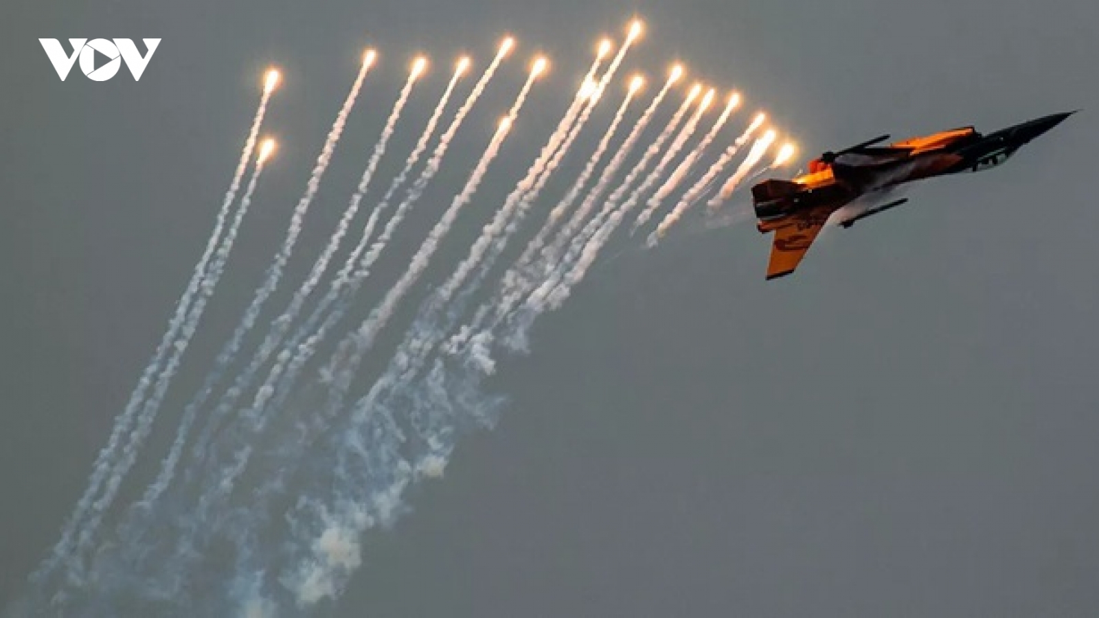 Video: Tiêm kích F-16 bắn pháo sáng, chặn máy bay gần nơi ông Trump vận động tranh cử