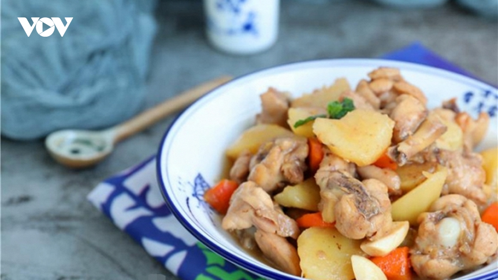 Cách làm món gà hầm khoai tây và cà rốt cho bữa cơm gia đình thêm bổ dưỡng