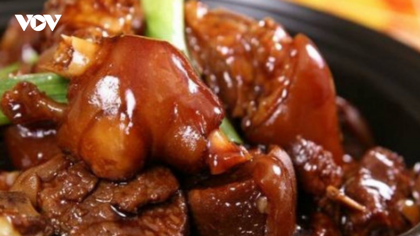Mát giời vào bếp làm món giò heo kho sả ớt cay nồng, béo ngậy đậm đà đưa cơm