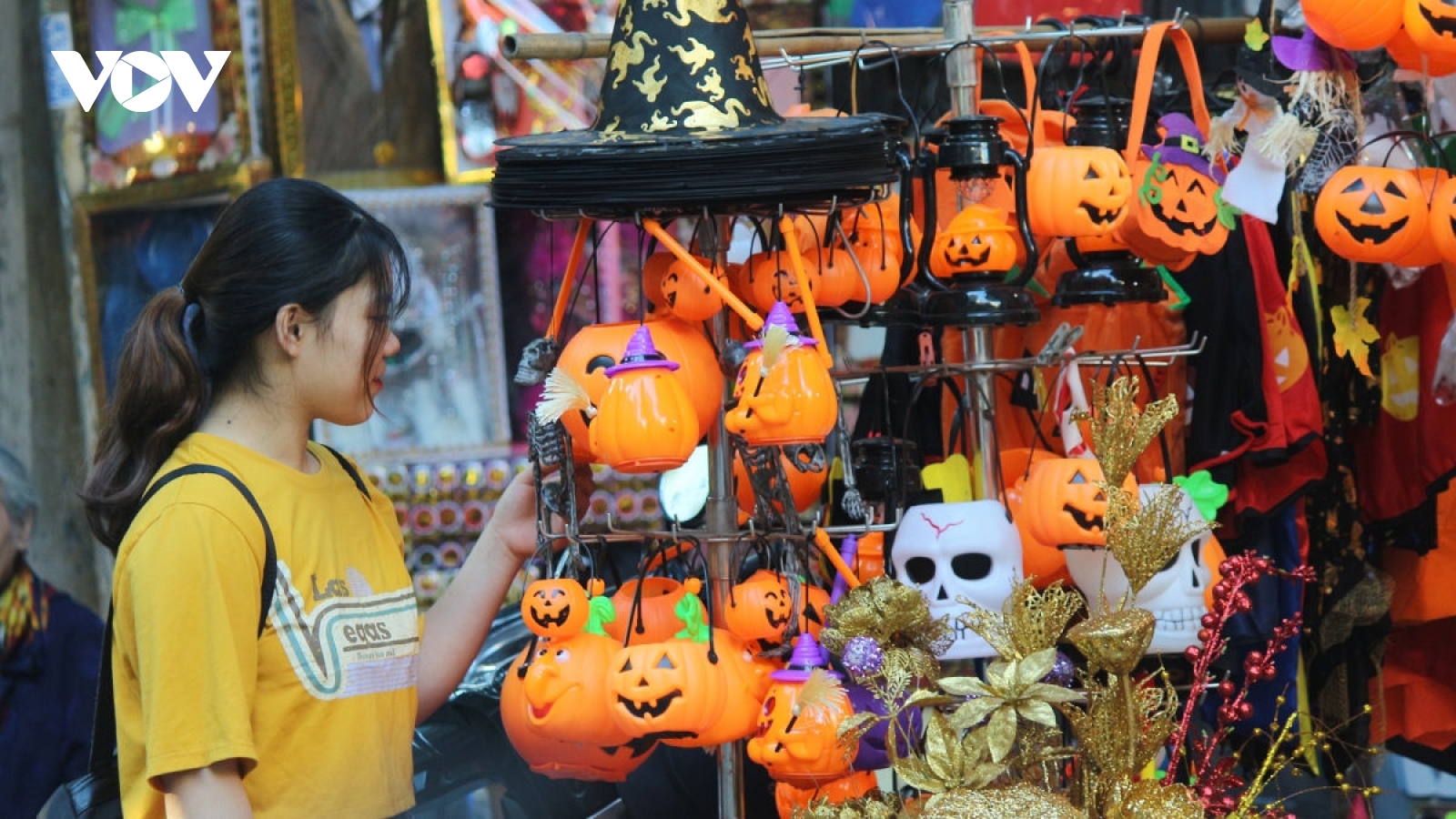 Halloween toys flood Hang Ma street