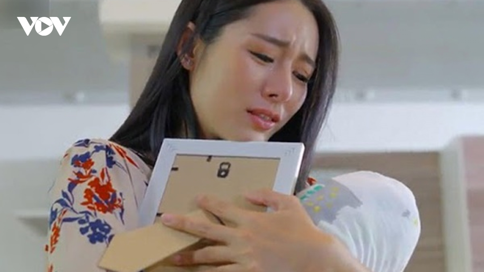 Vừa sinh con, nhận mẩu giấy chồng đưa tôi liền ôm con bỏ về nhà ngoại