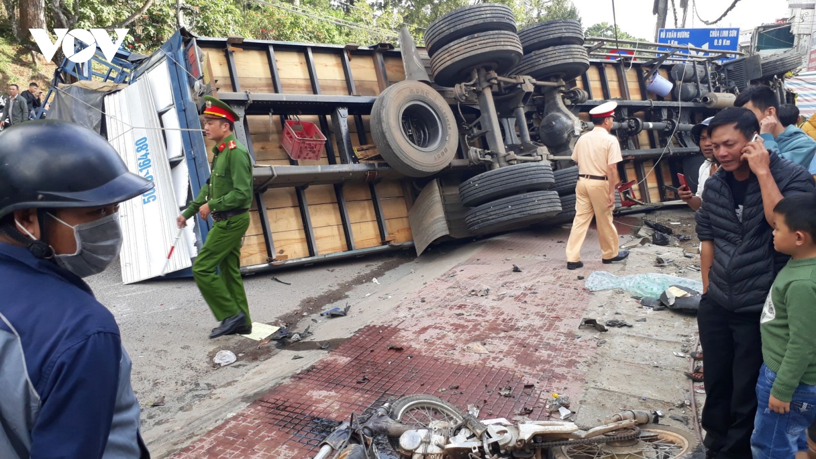 Xe tải không người lái trôi dốc gây tai nạn tại Đà Lạt