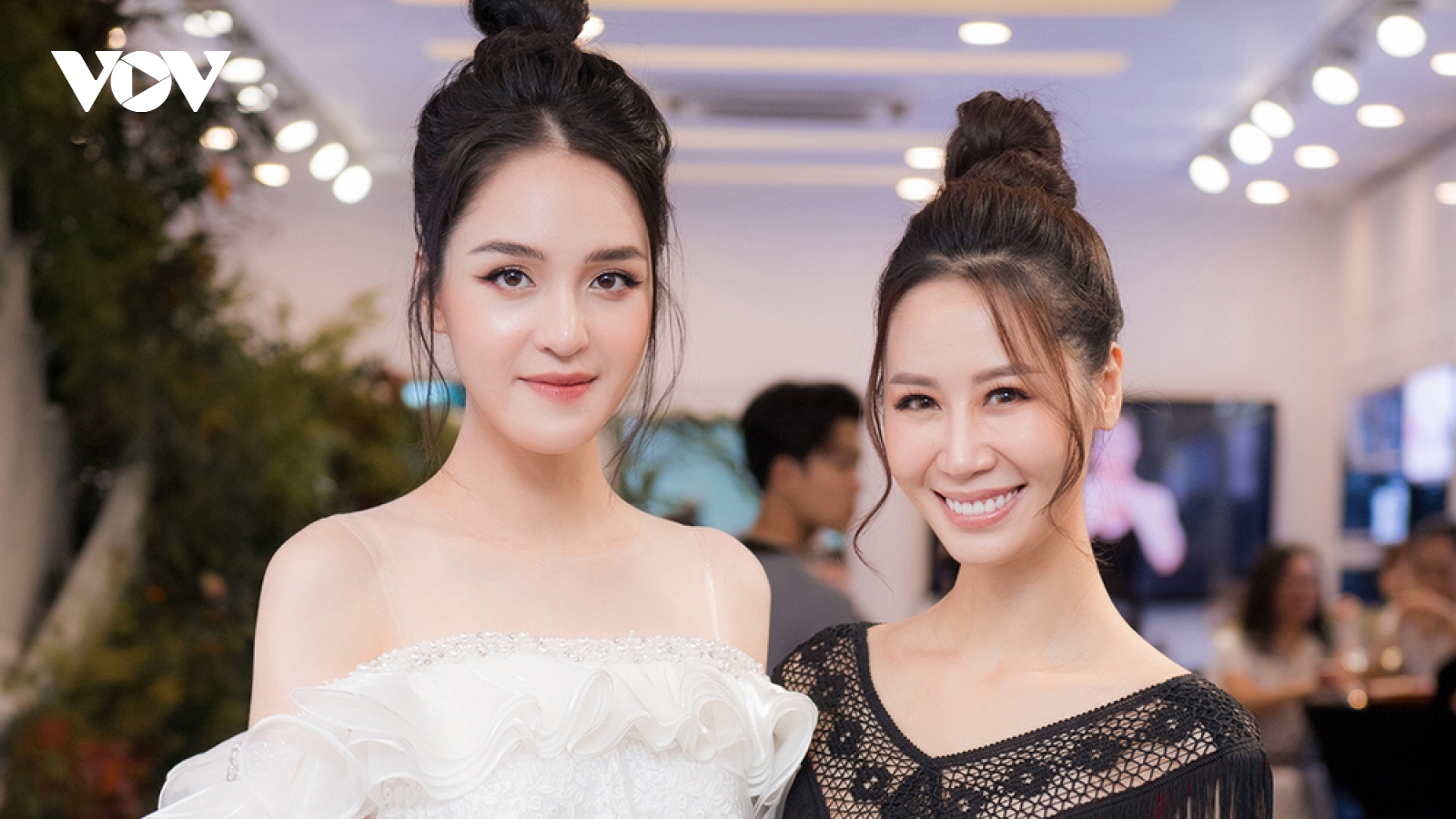 Á hậu Hoàng Anh diện váy cúp ngực gợi cảm, hội ngộ Hoa hậu Dương Thùy Linh