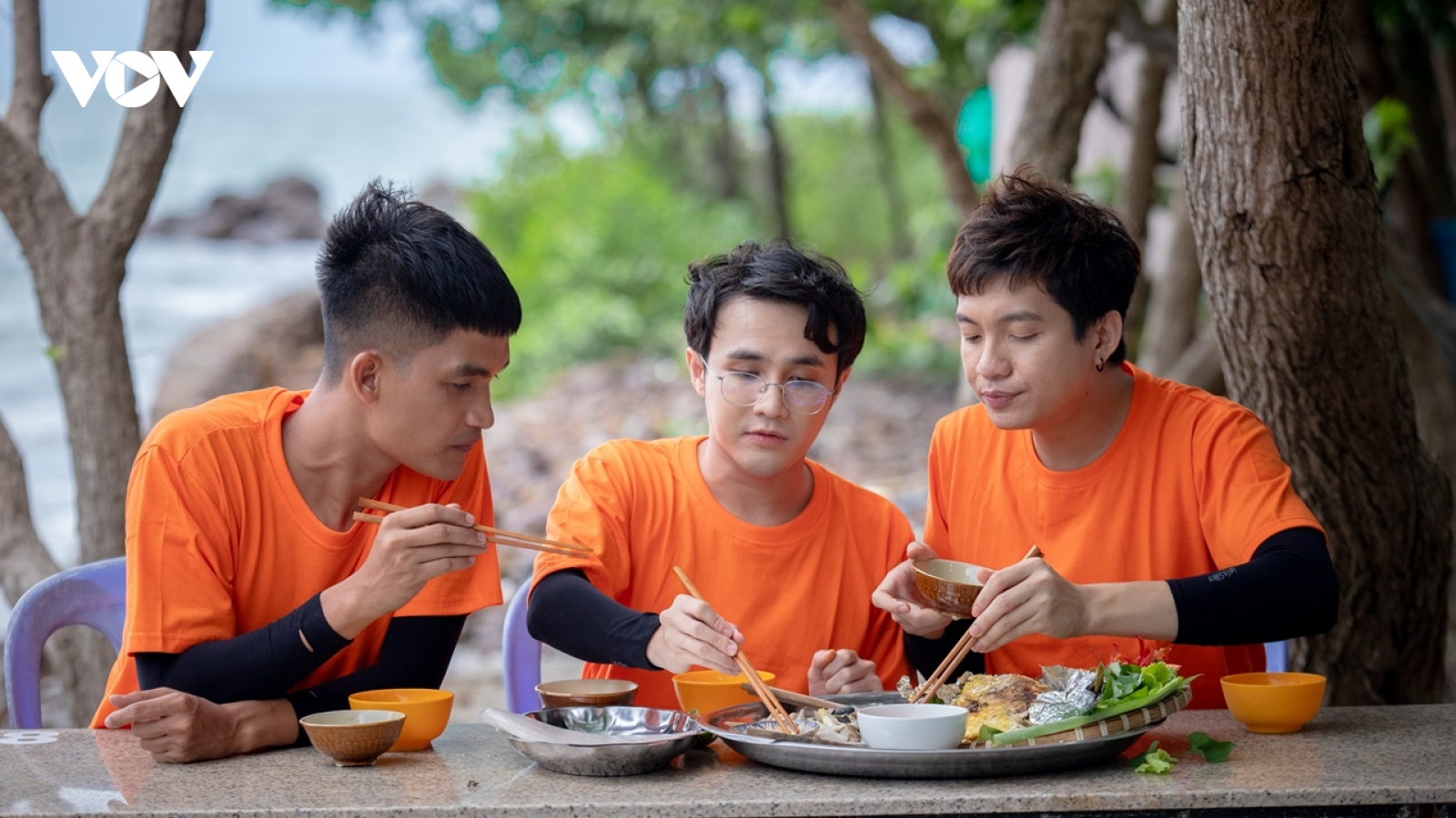 Huỳnh Lập trổ tài bắn tiếng "siêu ngoại ngữ" nhưng không ai hiểu