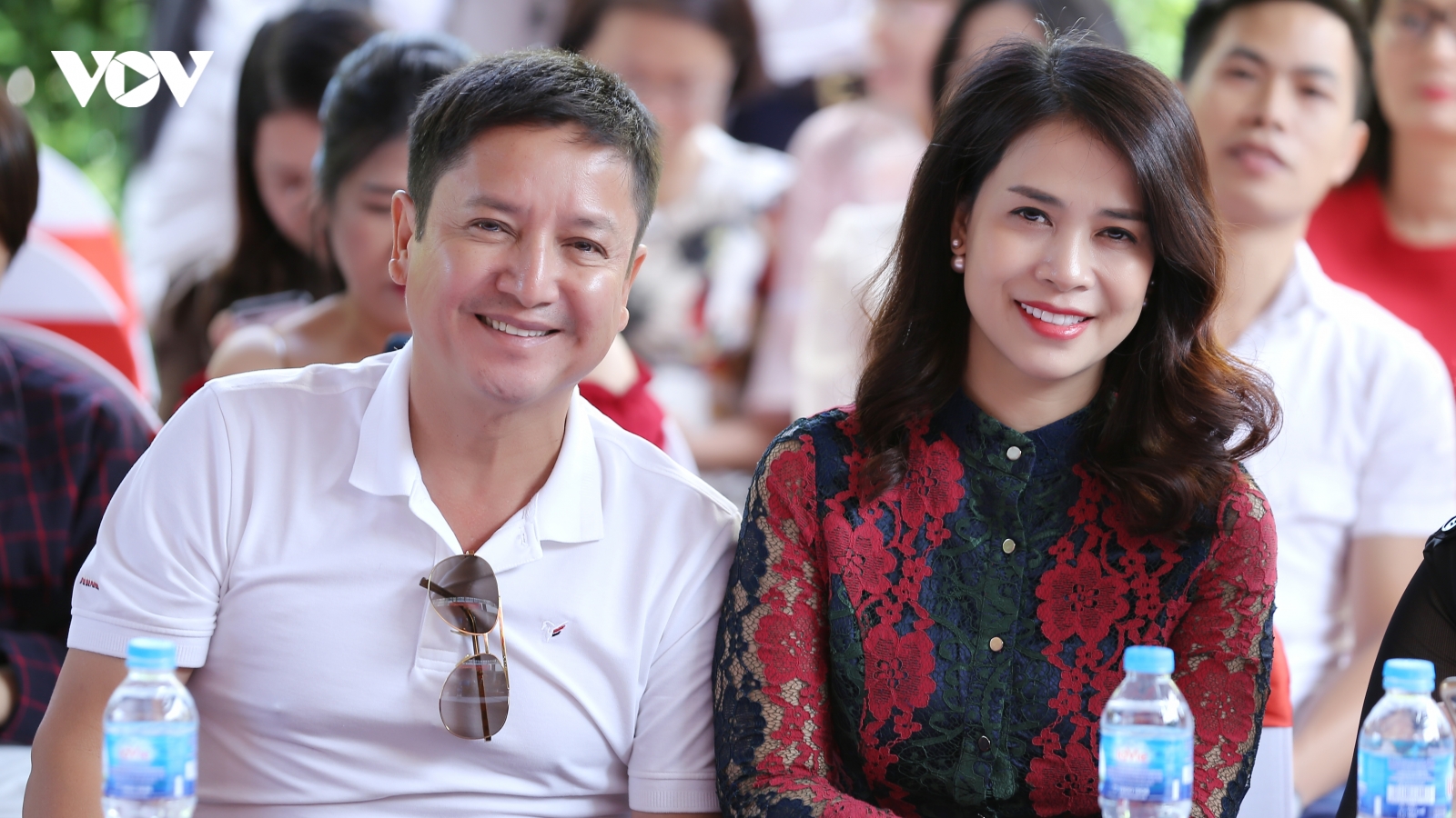 NSƯT Chí Trung rạng rỡ, hạnh phúc bên bạn gái kém 17 tuổi