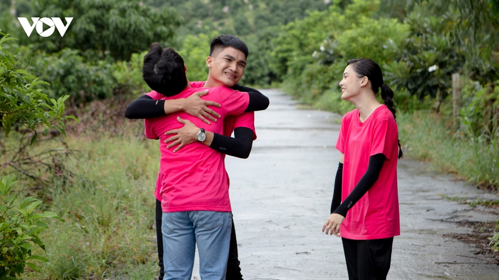 Mạc Văn Khoa diễn vai trinh thám, trèo núi, vạch từng vách đá tìm Huỳnh Lập