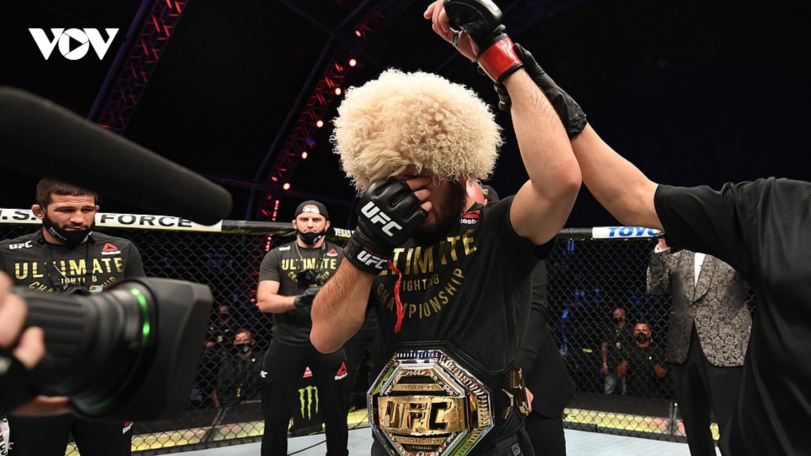 Võ sĩ bất bại Khabib Numargomedov đột ngột giải nghệ vì lời hứa với mẹ
