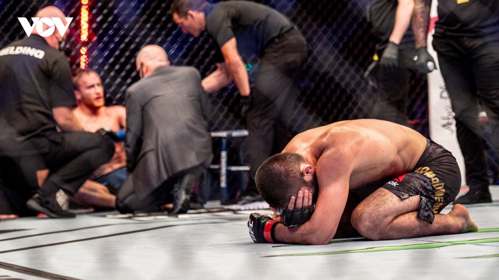 VIDEO: "Độc cô cầu bại" Khabib Nurmagomedov bật khóc nức nở sau trận đấu cuối cùng
